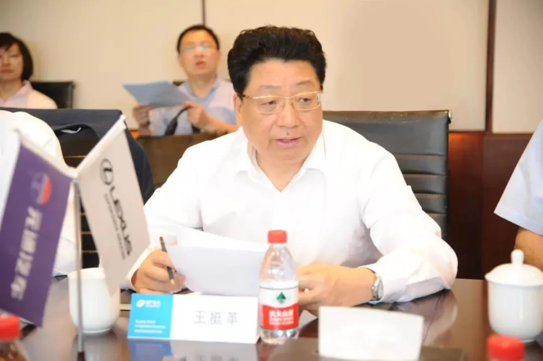 遊戲囧圖：女角色沒有看背肌 男角色的苦茶子